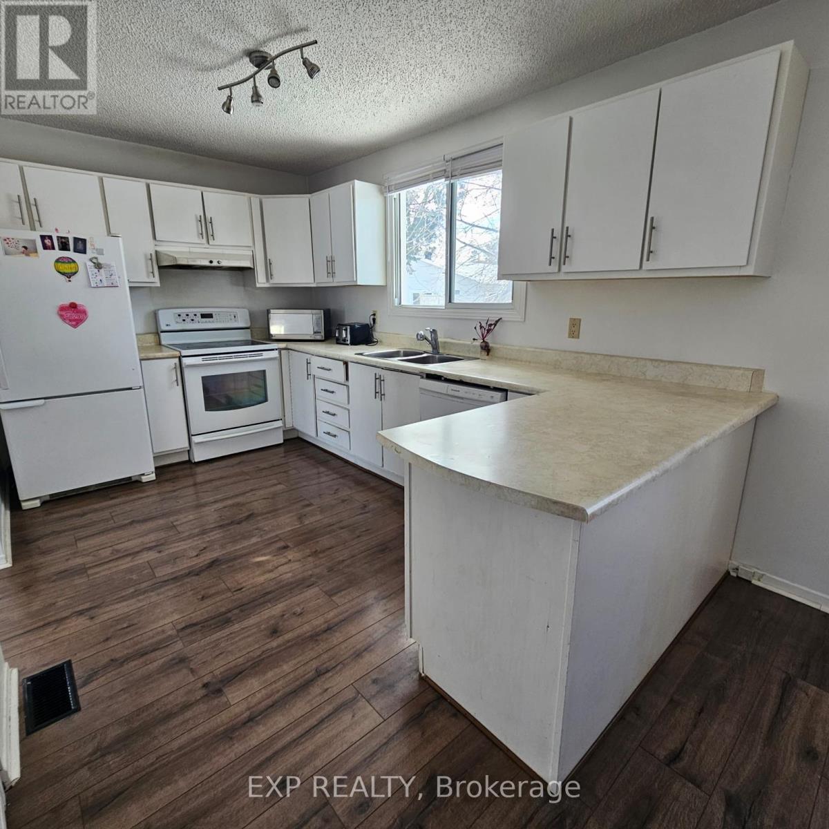












4 PARKLANE COURT

,
Ottawa,




Ontario
K1B3H2

