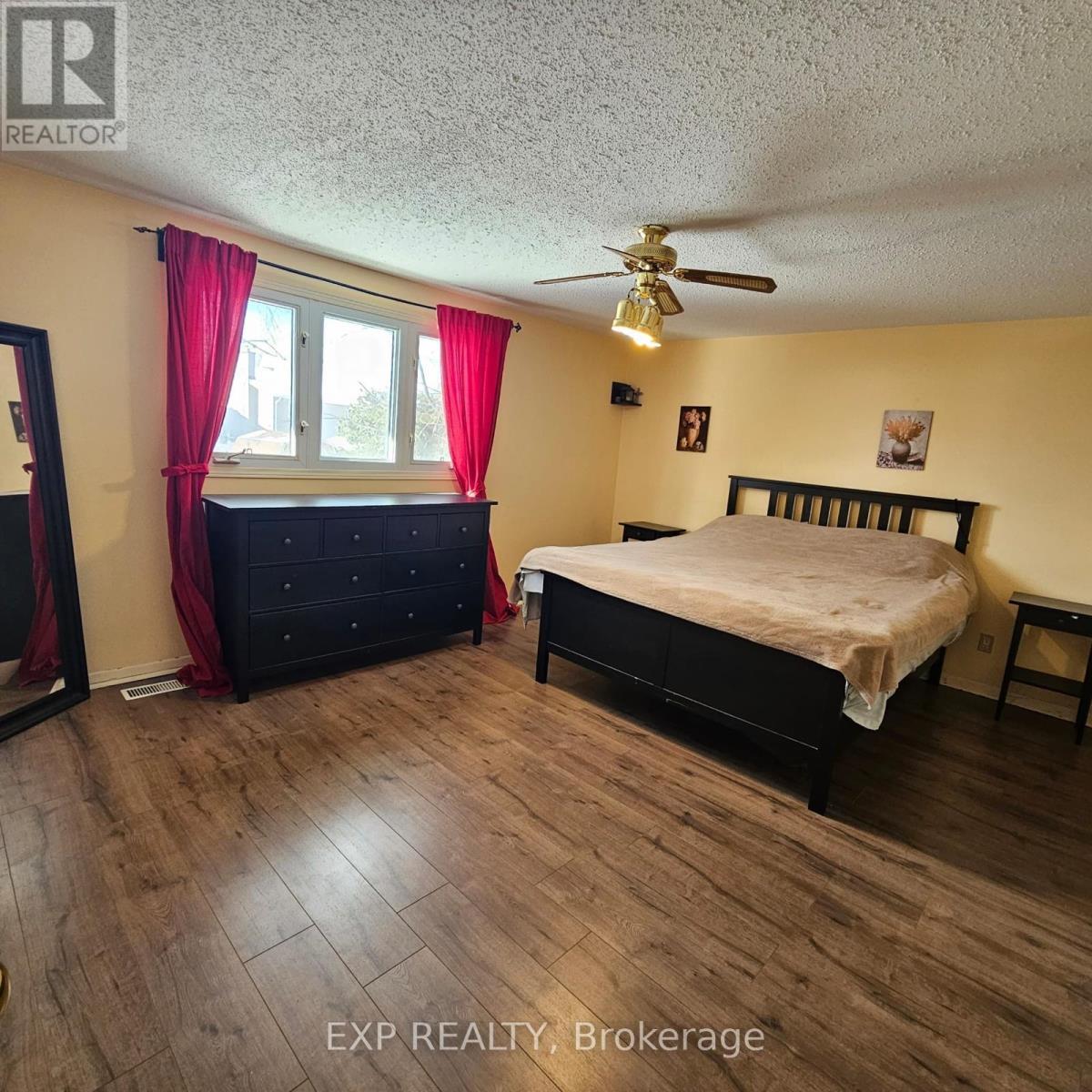 












4 PARKLANE COURT

,
Ottawa,




Ontario
K1B3H2

