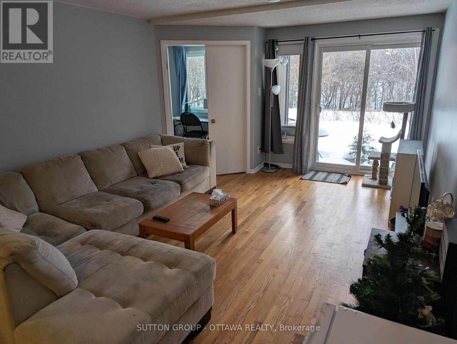 












F - 35 ROBINSON AVENUE

,
Ottawa,




Ontario
K1N8N8

