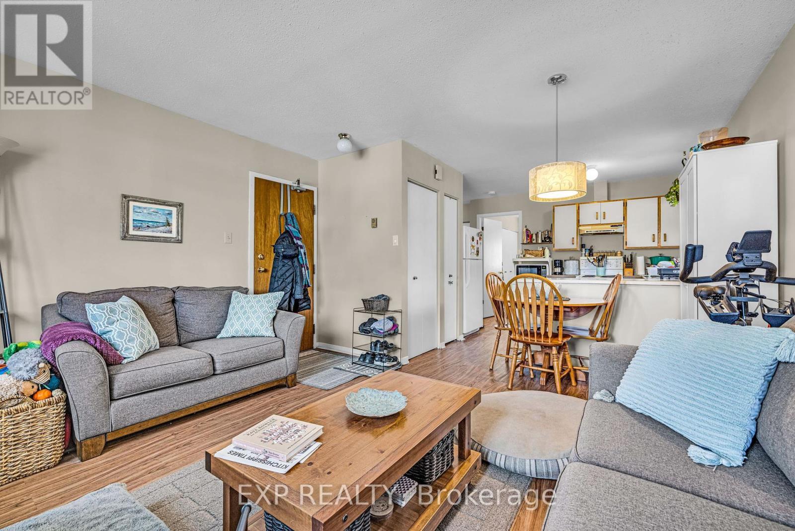 












358 WINSTON AVENUE

,
Ottawa,




Ontario
K2A1Y5

