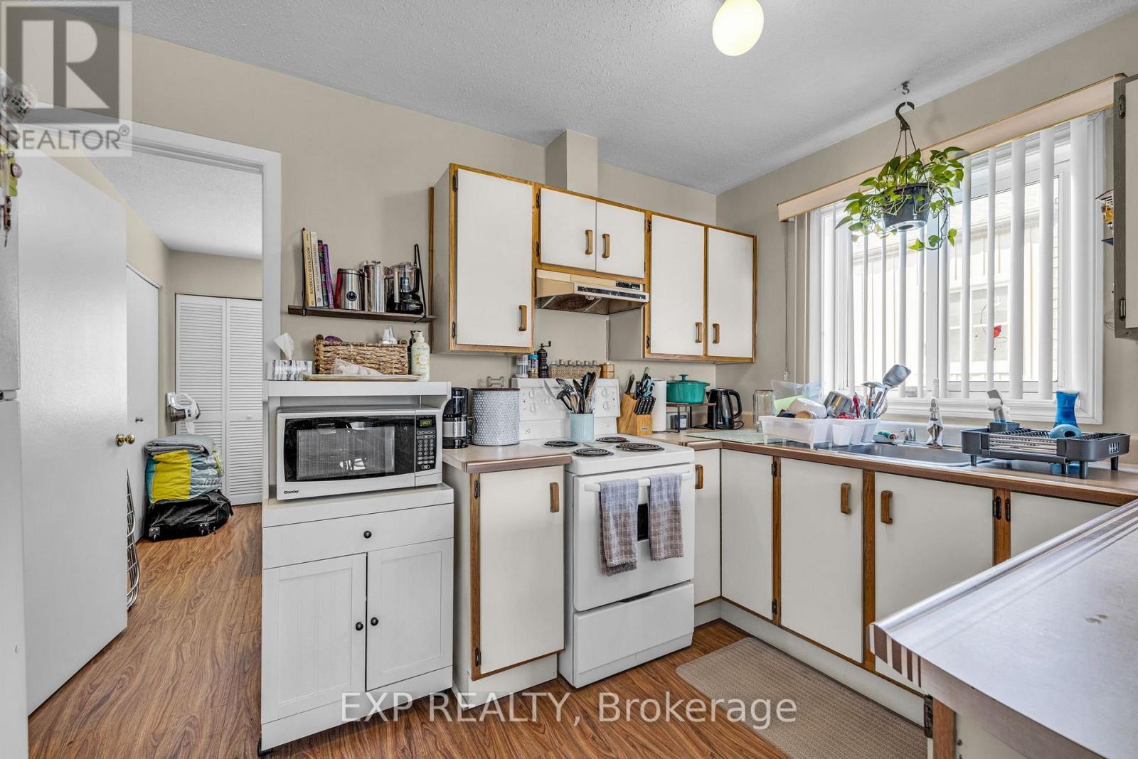 












358 WINSTON AVENUE

,
Ottawa,




Ontario
K2A1Y5

