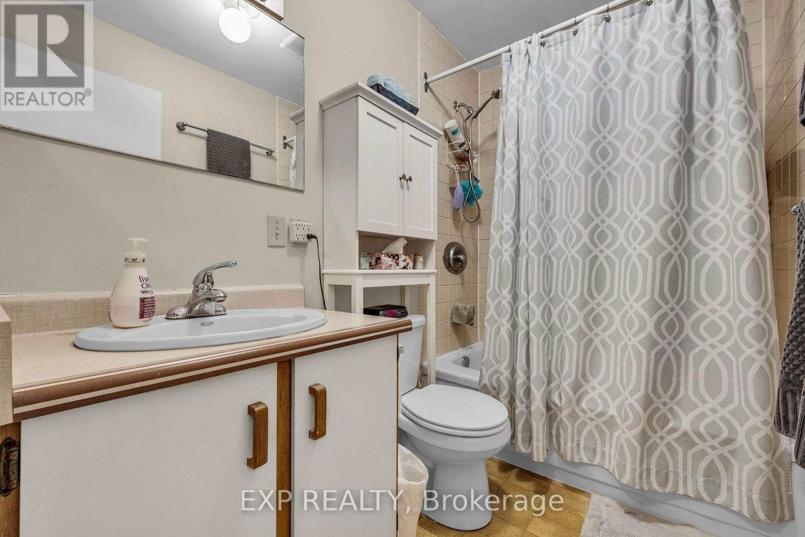 












358 WINSTON AVENUE

,
Ottawa,




Ontario
K2A1Y5

