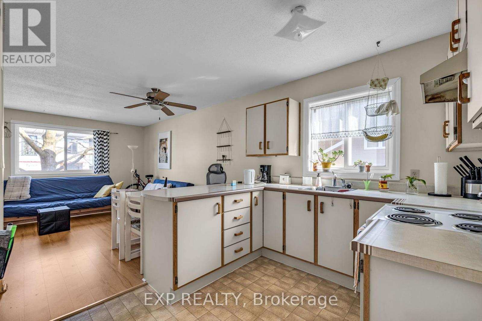 












358 WINSTON AVENUE

,
Ottawa,




Ontario
K2A1Y5


