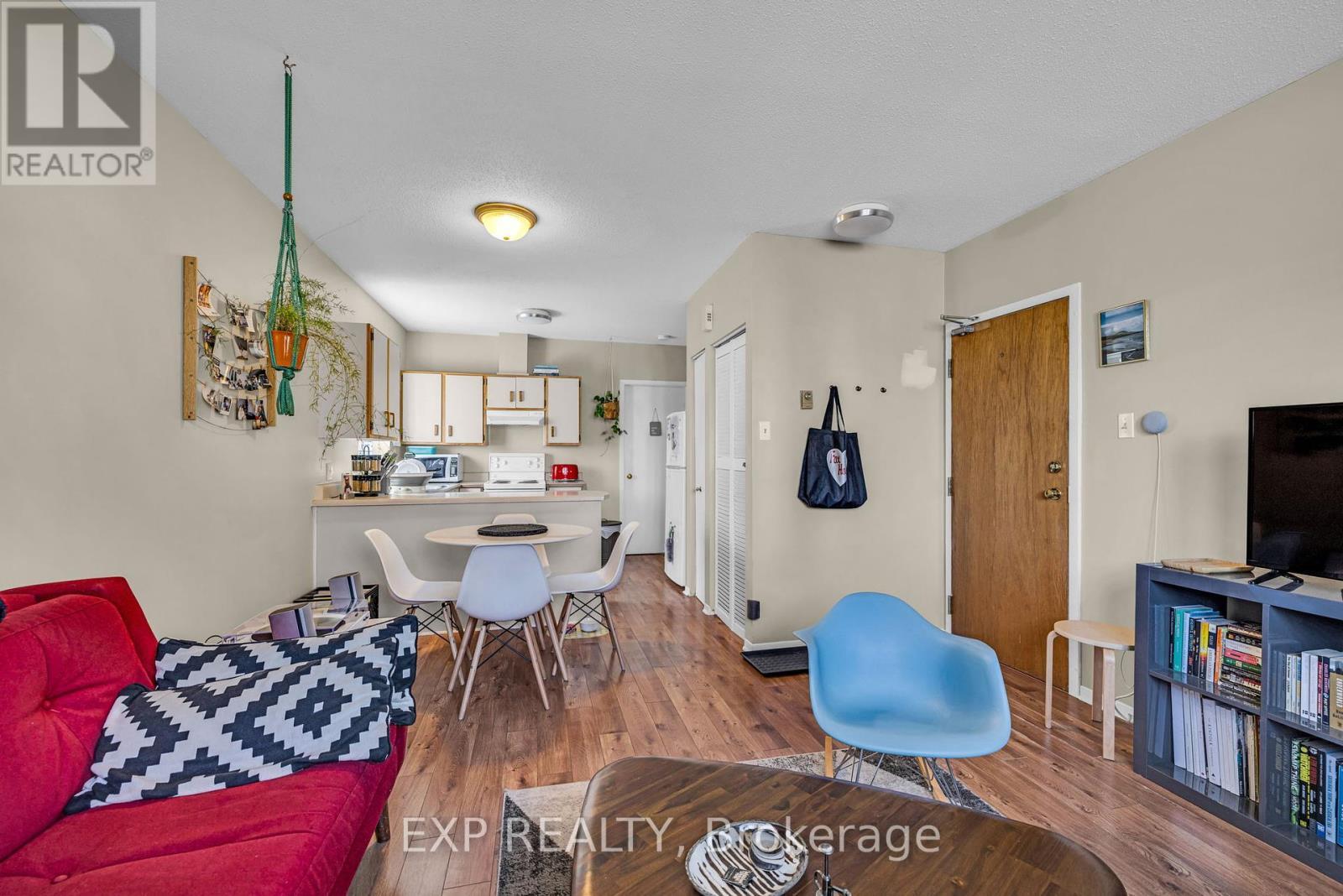 












358 WINSTON AVENUE

,
Ottawa,




Ontario
K2A1Y5

