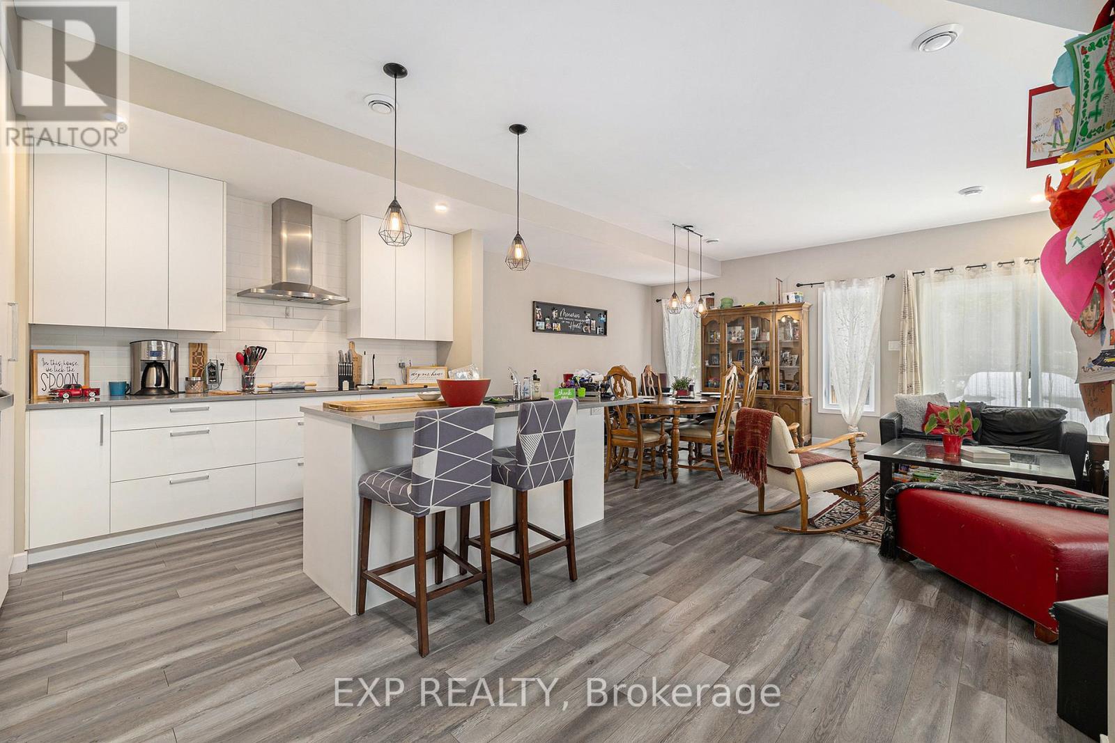 












41 BANK STREET

,
Russell,




Ontario
K4R1A9

