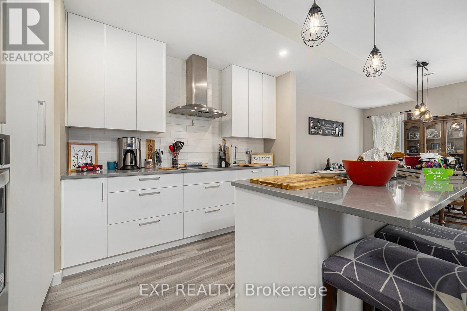 












41 BANK STREET

,
Russell,




Ontario
K4R1A9

