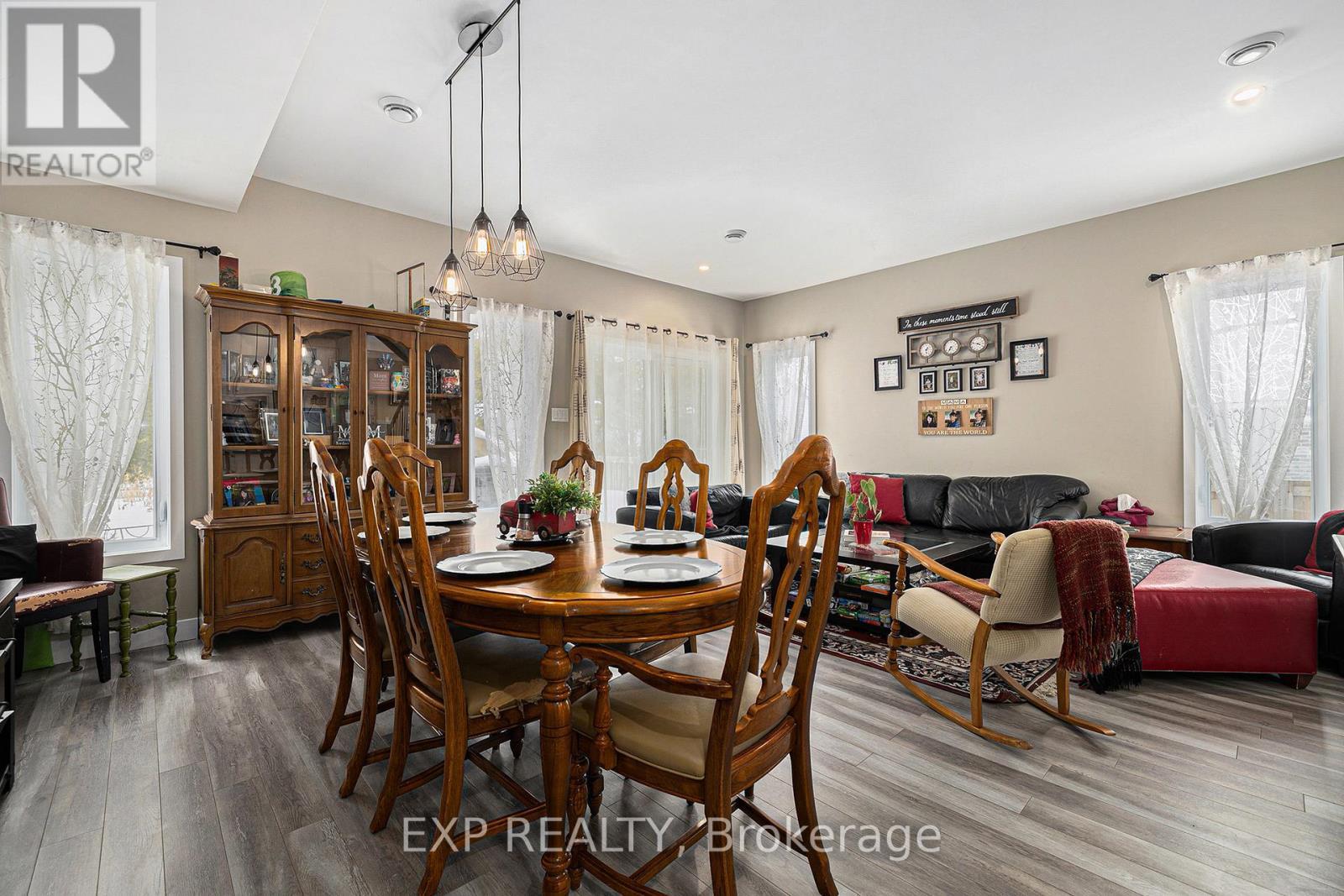 












41 BANK STREET

,
Russell,




Ontario
K4R1A9

