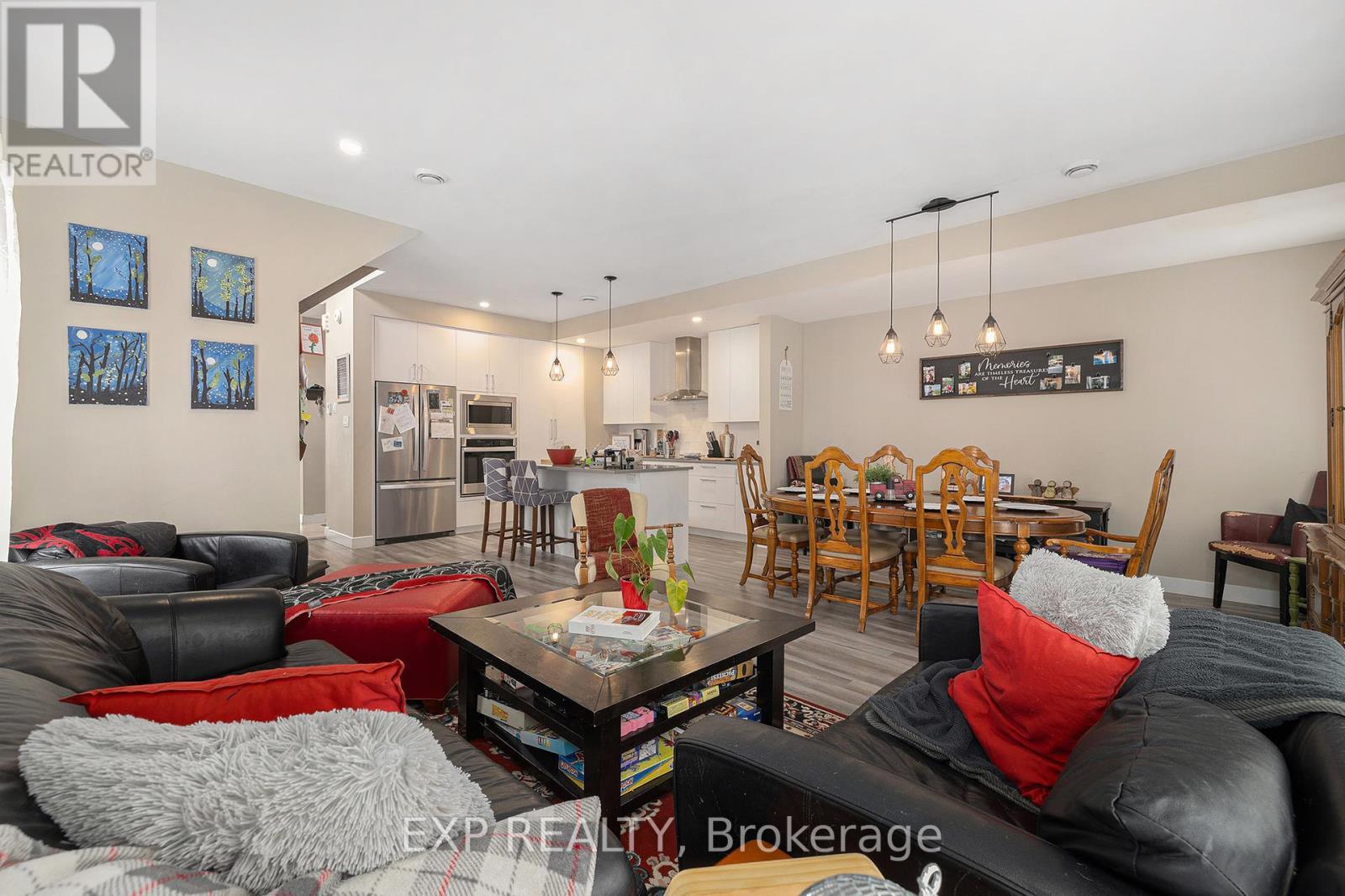 












41 BANK STREET

,
Russell,




Ontario
K4R1A9

