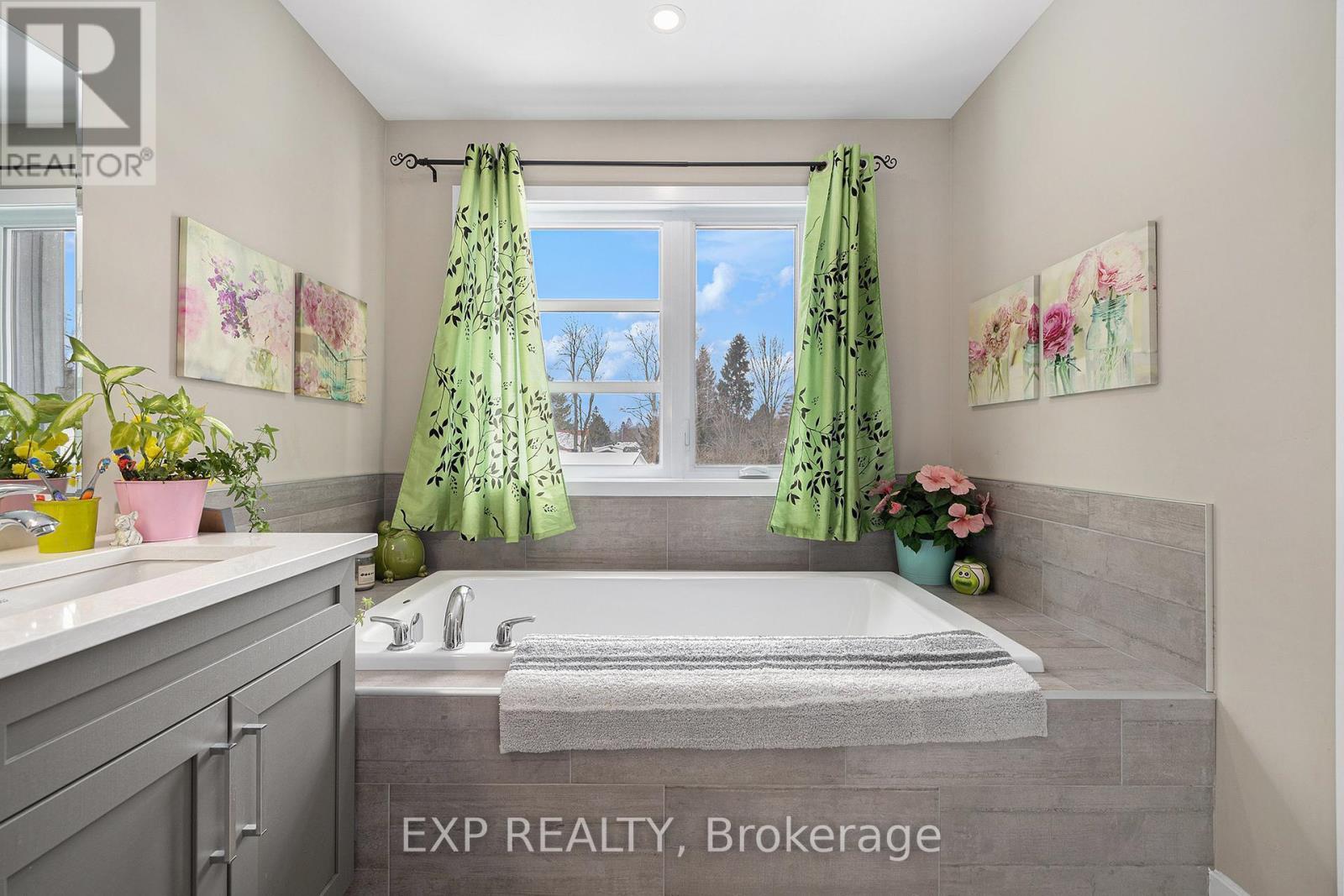 












41 BANK STREET

,
Russell,




Ontario
K4R1A9

