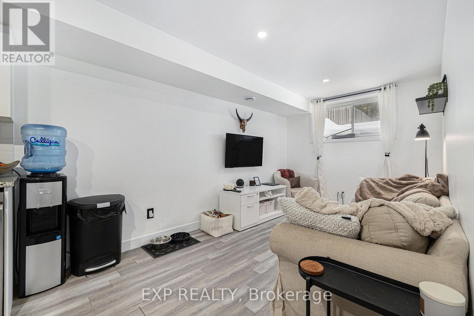












41 BANK STREET

,
Russell,




Ontario
K4R1A9

