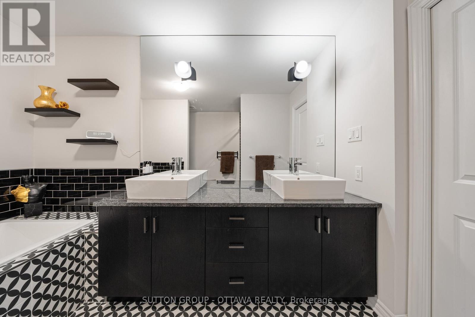 












604 ENCLAVE LANE

,
Clarence-Rockland,




Ontario
K4K0M8

