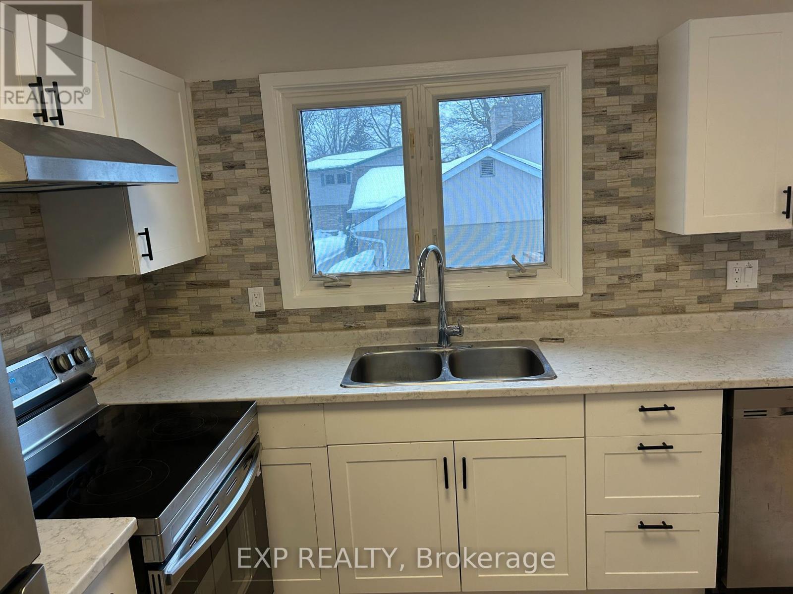 












24 OXFORD AVENUE

,
Brockville,




Ontario
K6V3H2

