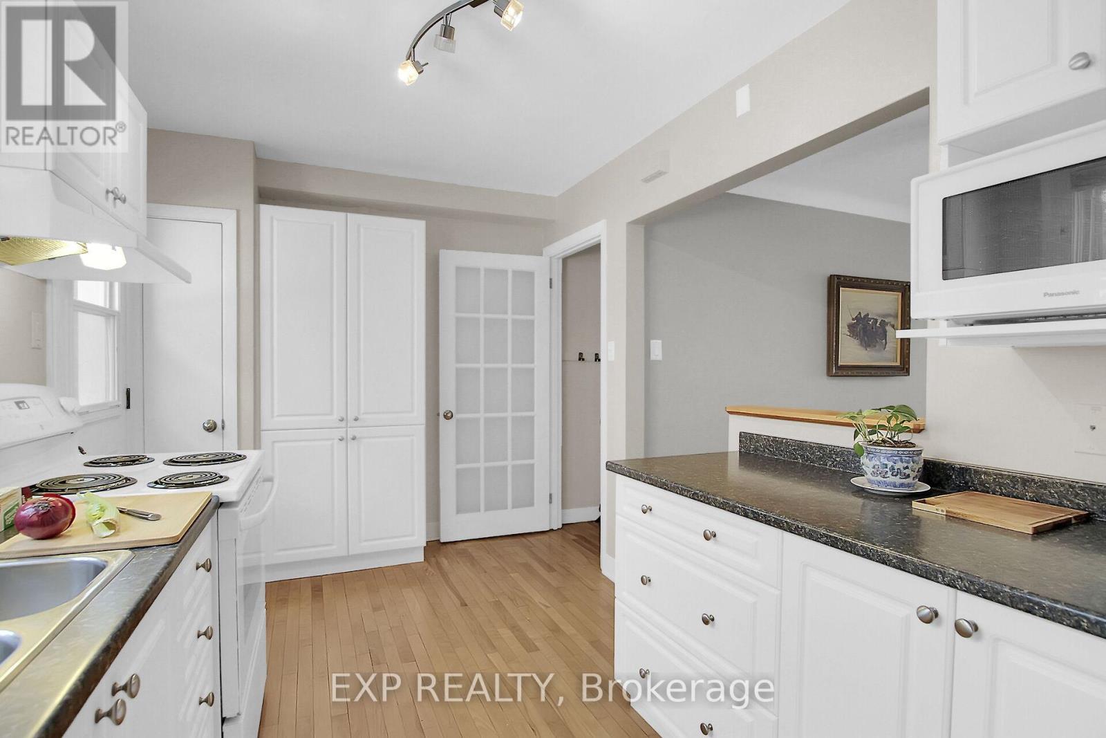 












212 WESTHAVEN CRESCENT

,
Ottawa,




Ontario
K1Z7G3

