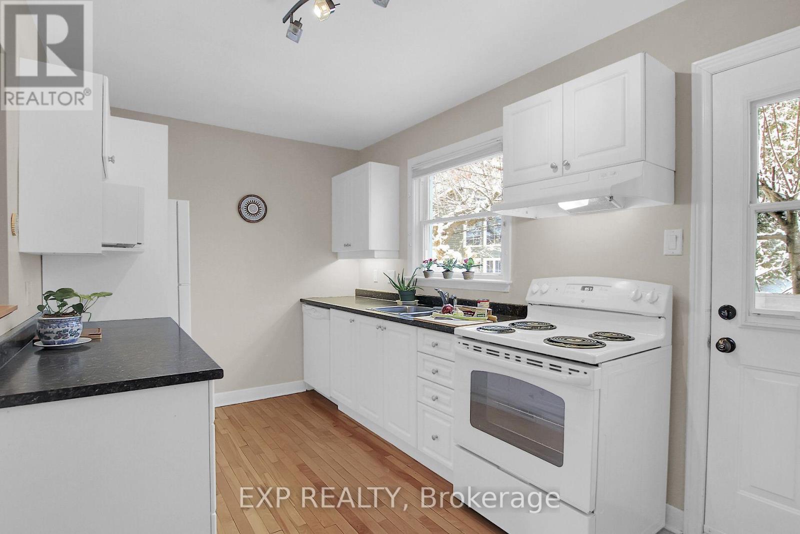 












212 WESTHAVEN CRESCENT

,
Ottawa,




Ontario
K1Z7G3


