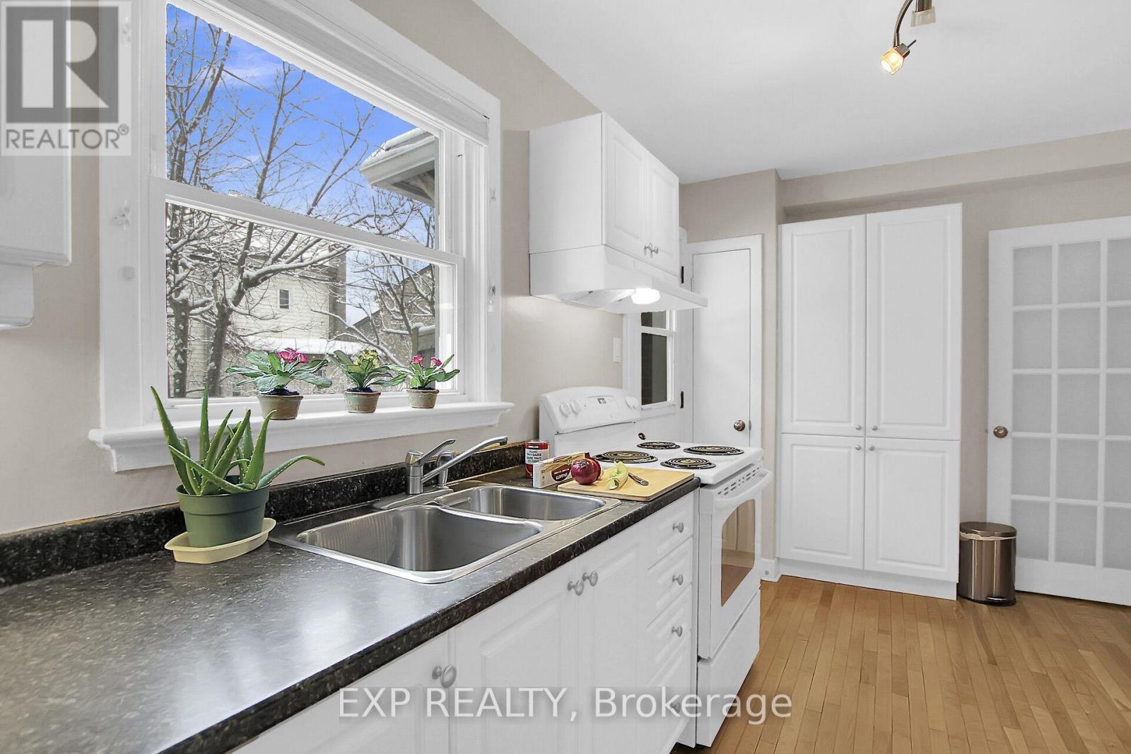 












212 WESTHAVEN CRESCENT

,
Ottawa,




Ontario
K1Z7G3


