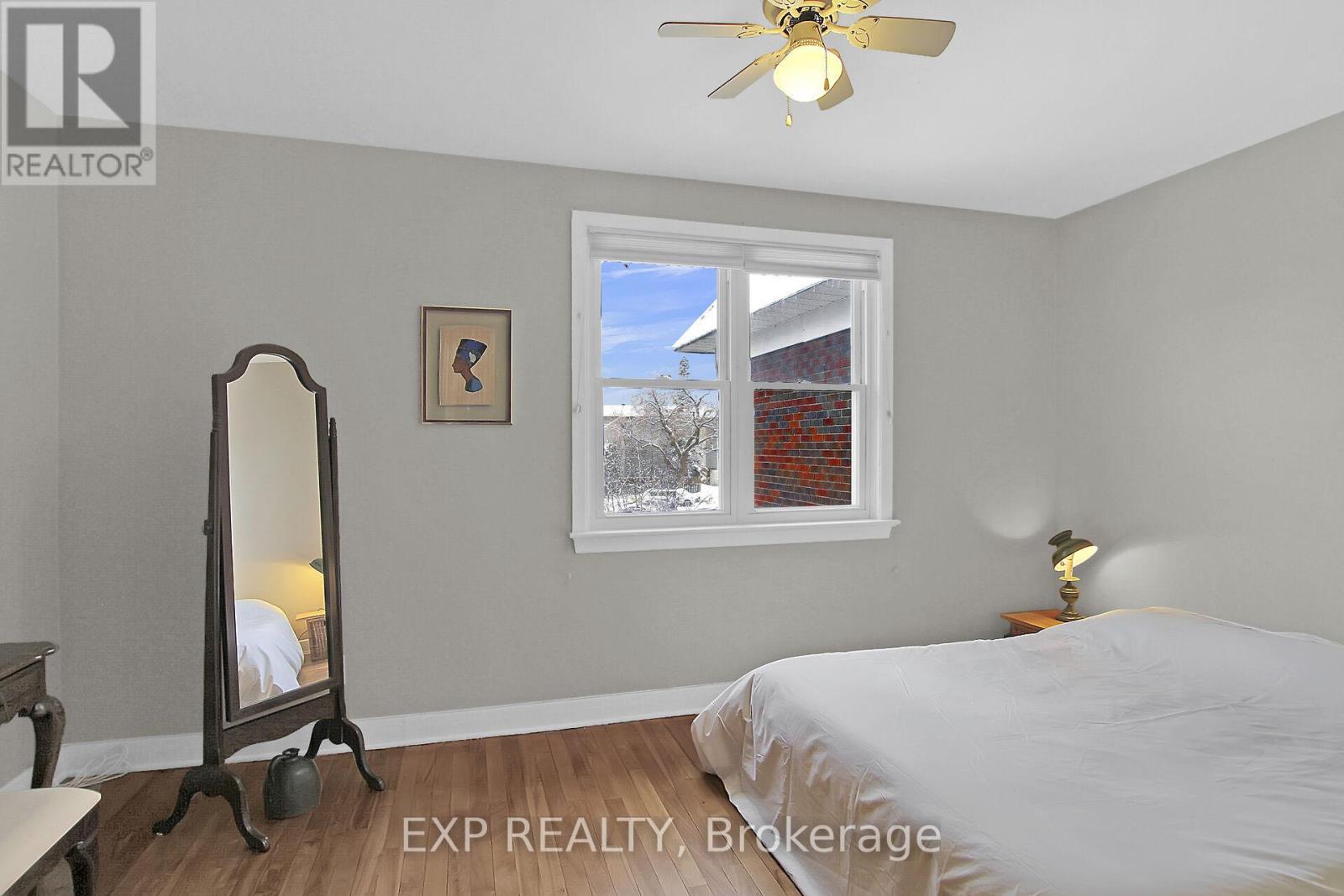 












212 WESTHAVEN CRESCENT

,
Ottawa,




Ontario
K1Z7G3

