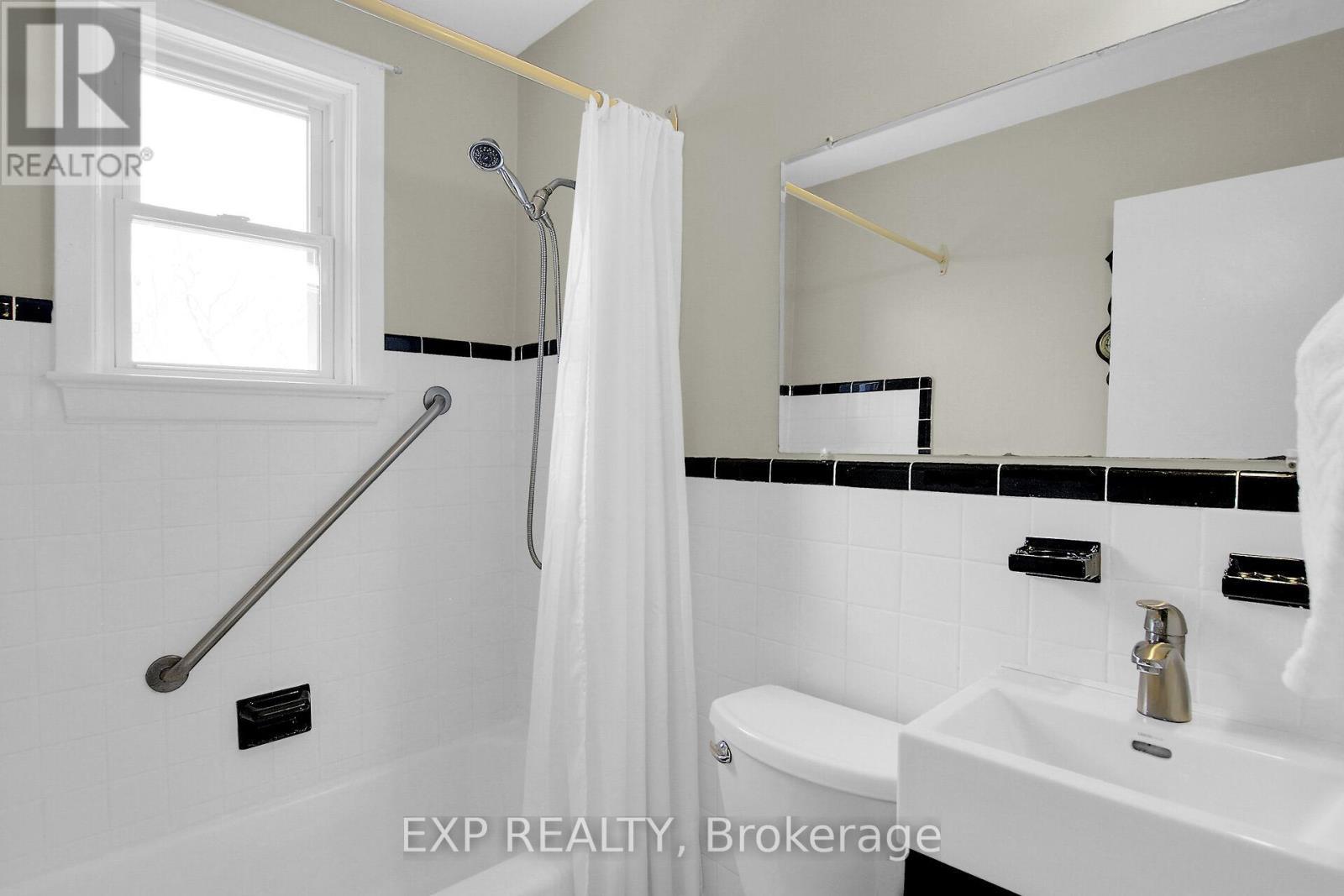 












212 WESTHAVEN CRESCENT

,
Ottawa,




Ontario
K1Z7G3

