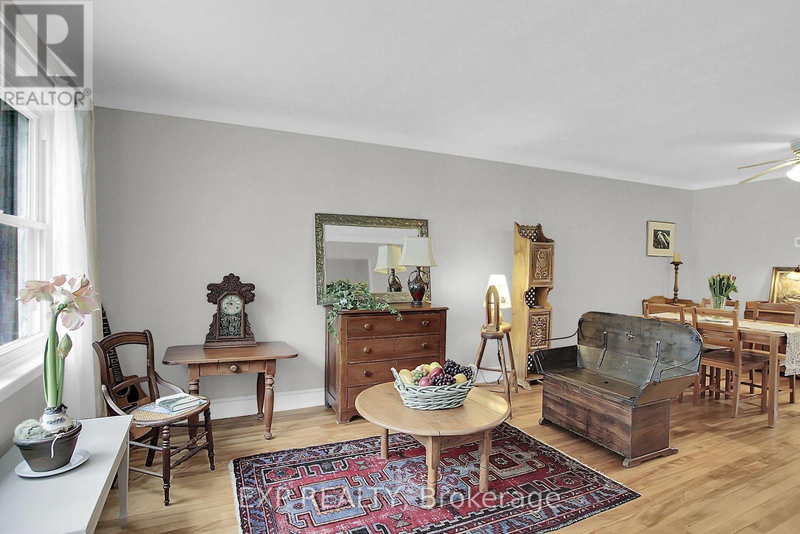 












212 WESTHAVEN CRESCENT

,
Ottawa,




Ontario
K1Z7G3

