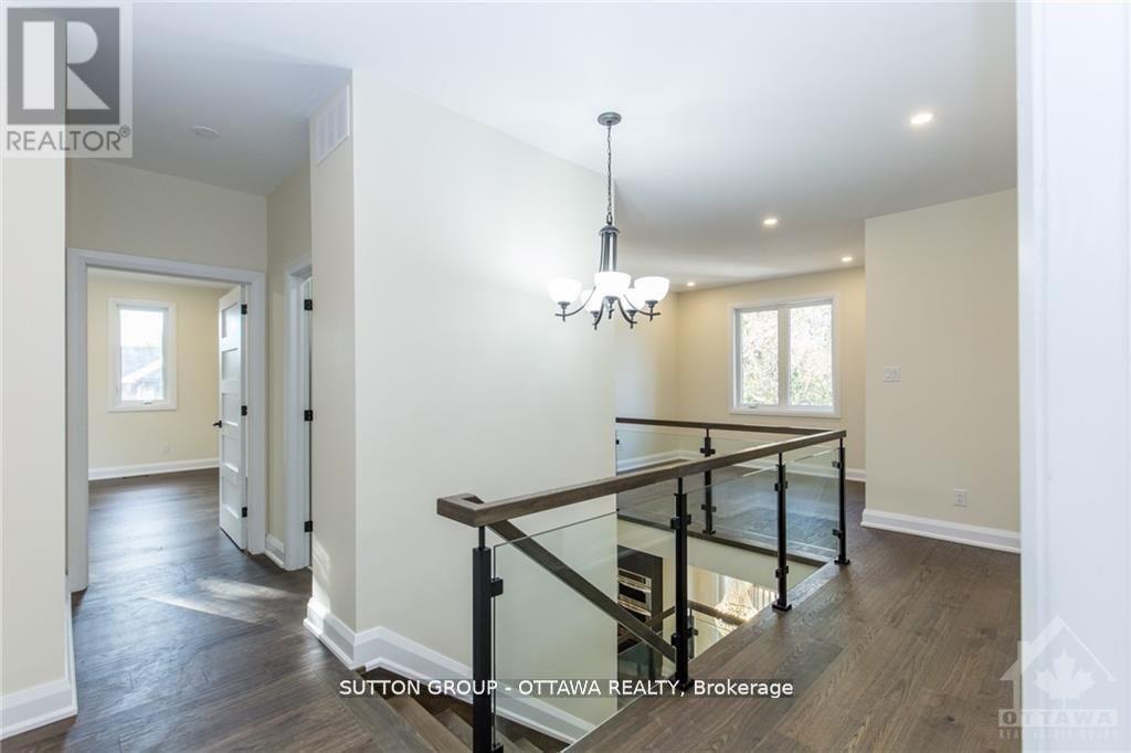 












571 MUTUAL STREET

,
Ottawa,




Ontario
K1K1C5

