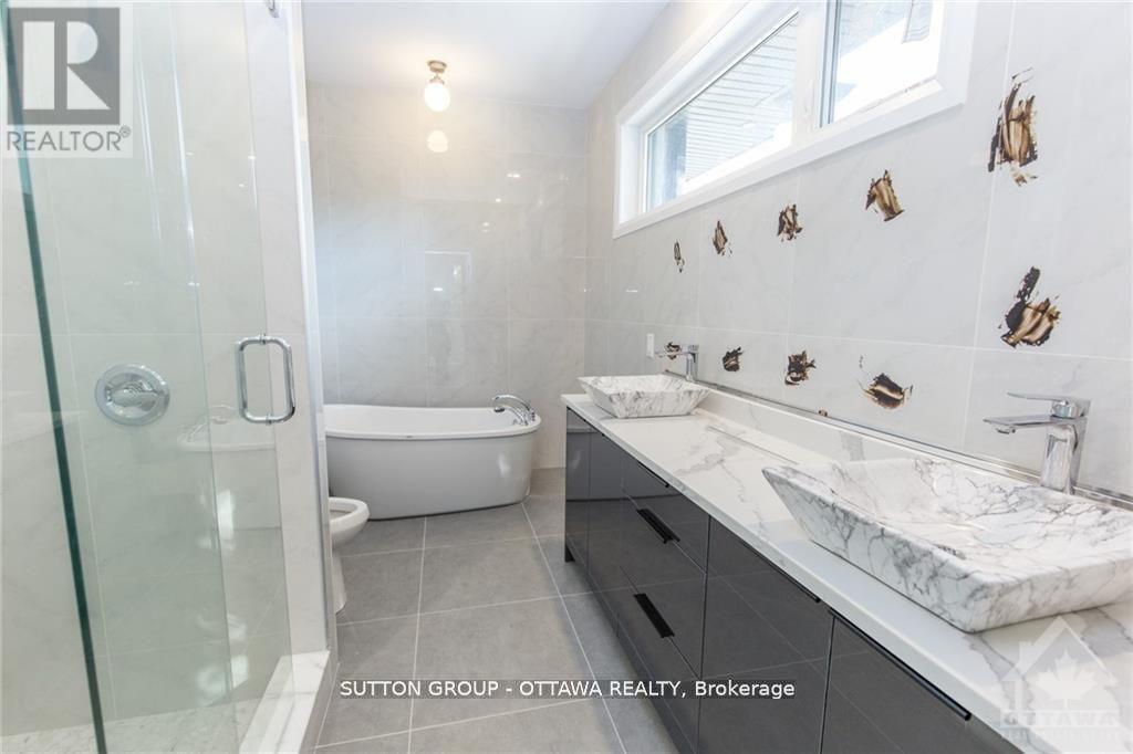 












571 MUTUAL STREET

,
Ottawa,




Ontario
K1K1C5

