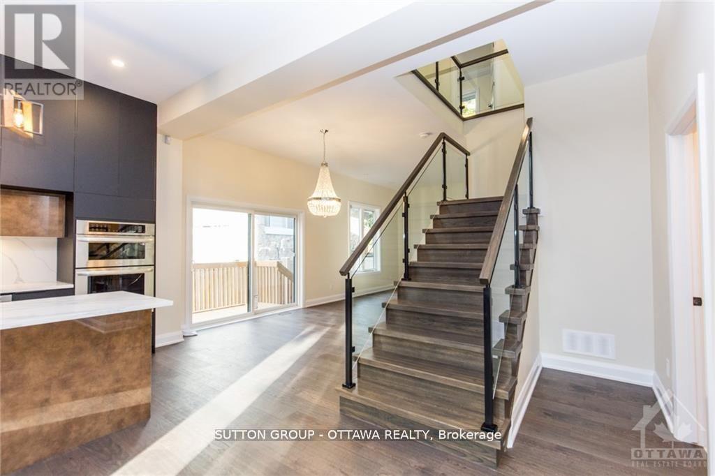 












571 MUTUAL STREET

,
Ottawa,




Ontario
K1K1C5

