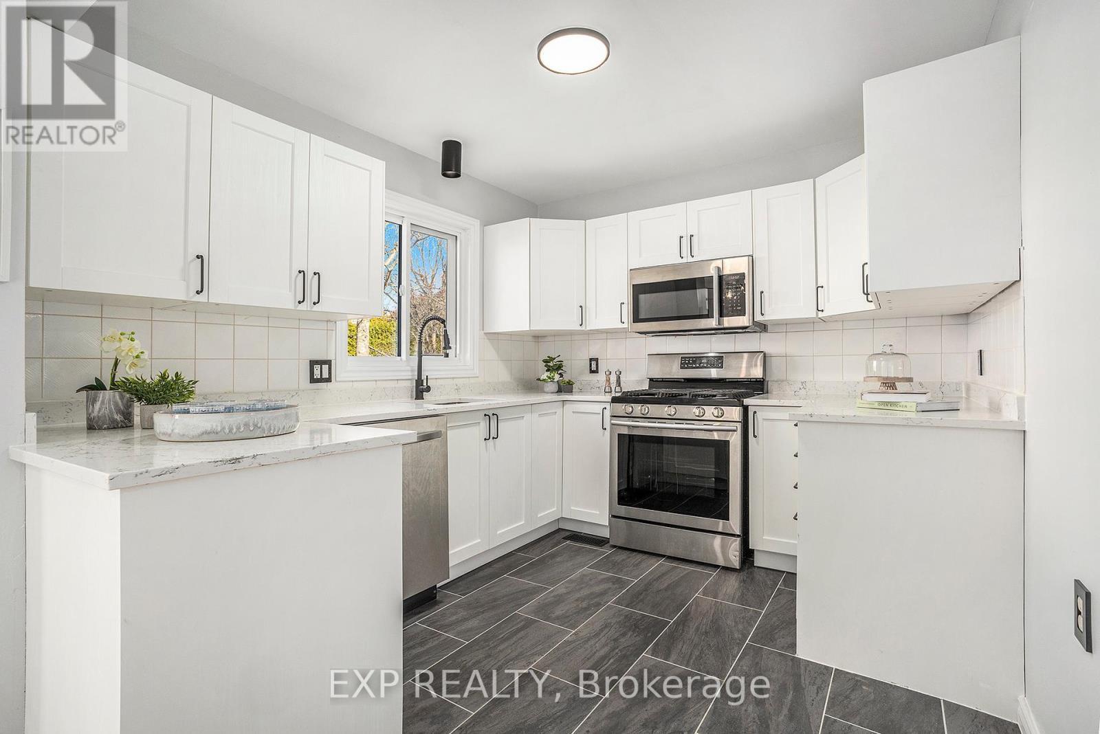 












33 BRIDLE PARK DRIVE

,
Ottawa,




Ontario
K2M2E2

