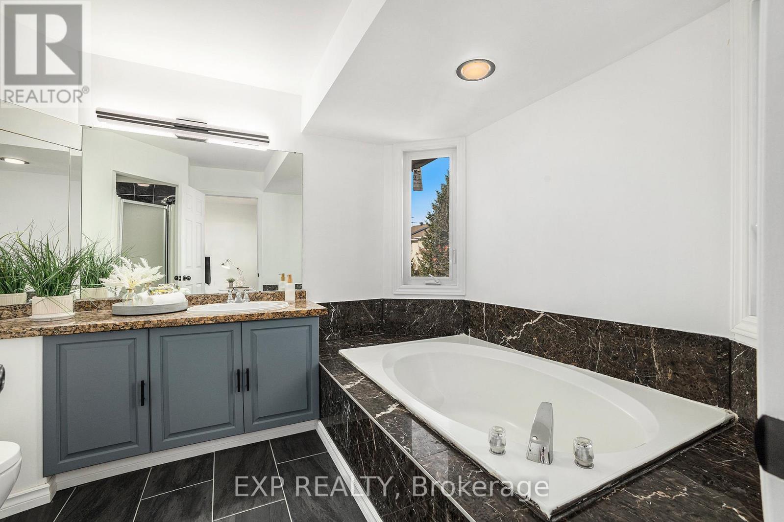 












33 BRIDLE PARK DRIVE

,
Ottawa,




Ontario
K2M2E2

