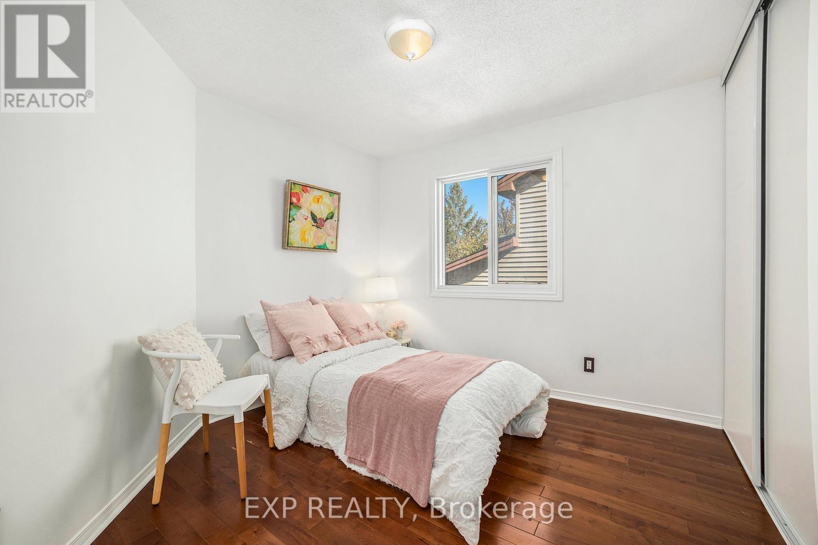 












33 BRIDLE PARK DRIVE

,
Ottawa,




Ontario
K2M2E2

