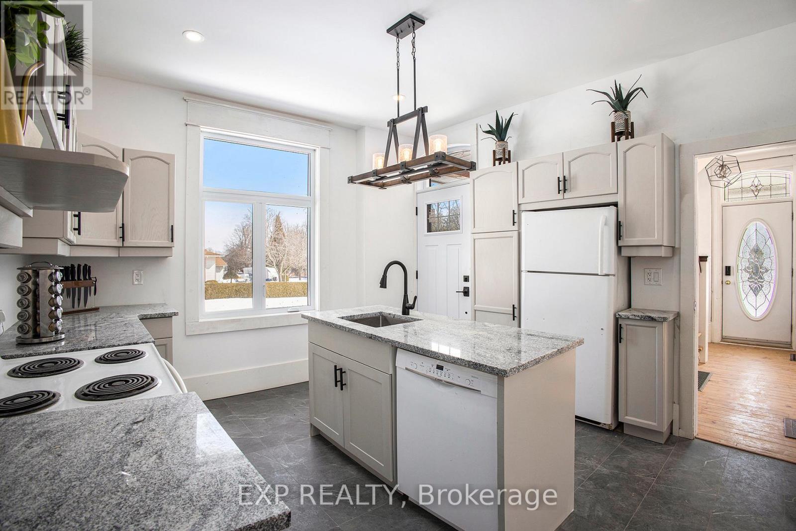 












52 HUNTERS ROAD

,
Rideau Lakes,




Ontario
K7A4S5

