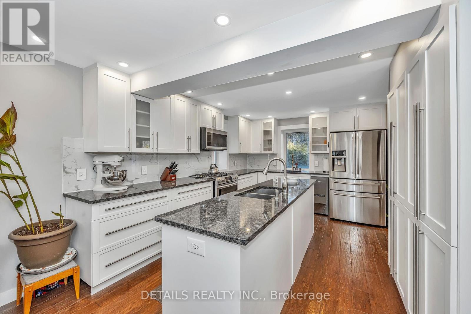












84 EASTPARK DRIVE

,
Ottawa,




Ontario
K1B4A4

