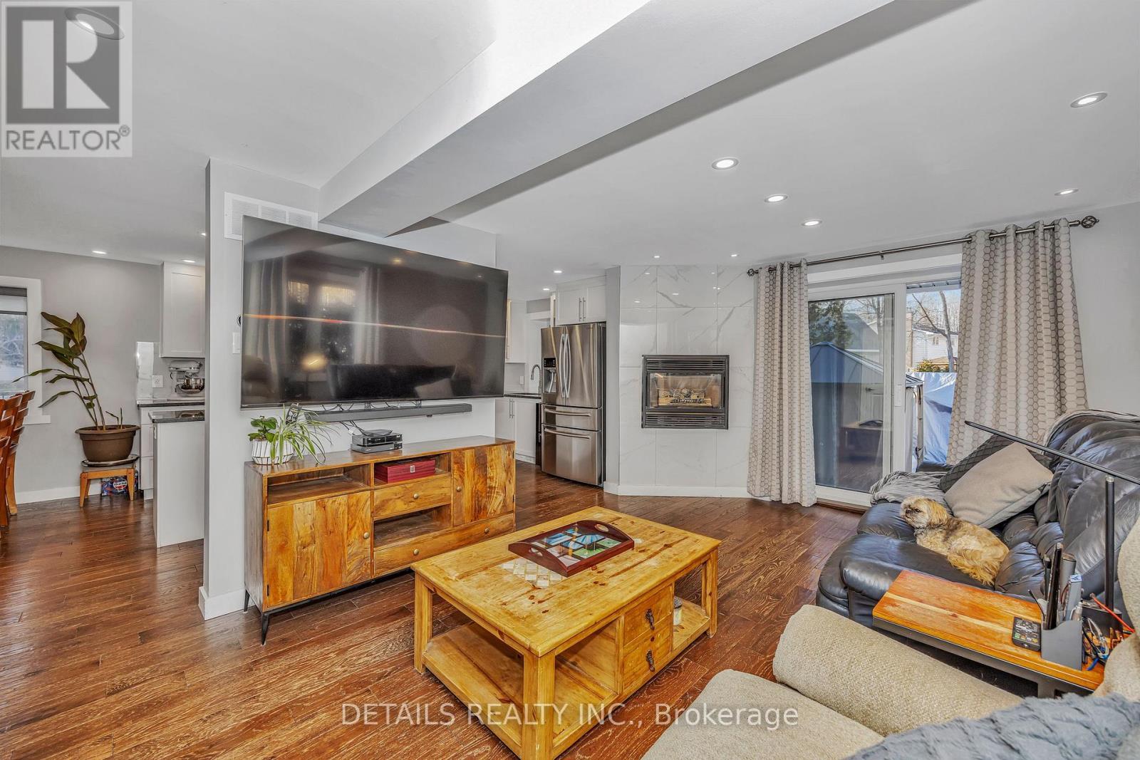 












84 EASTPARK DRIVE

,
Ottawa,




Ontario
K1B4A4

