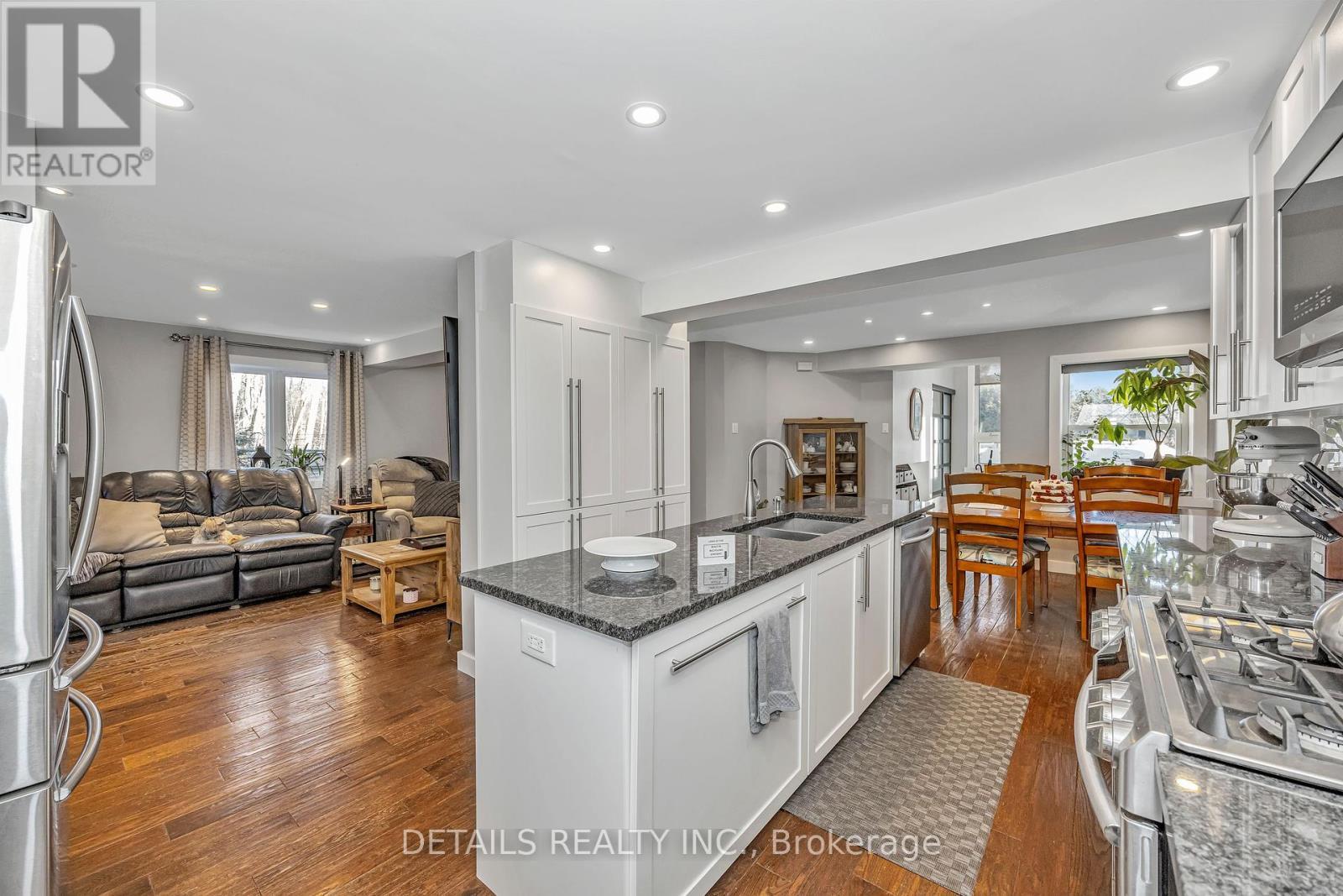 












84 EASTPARK DRIVE

,
Ottawa,




Ontario
K1B4A4


