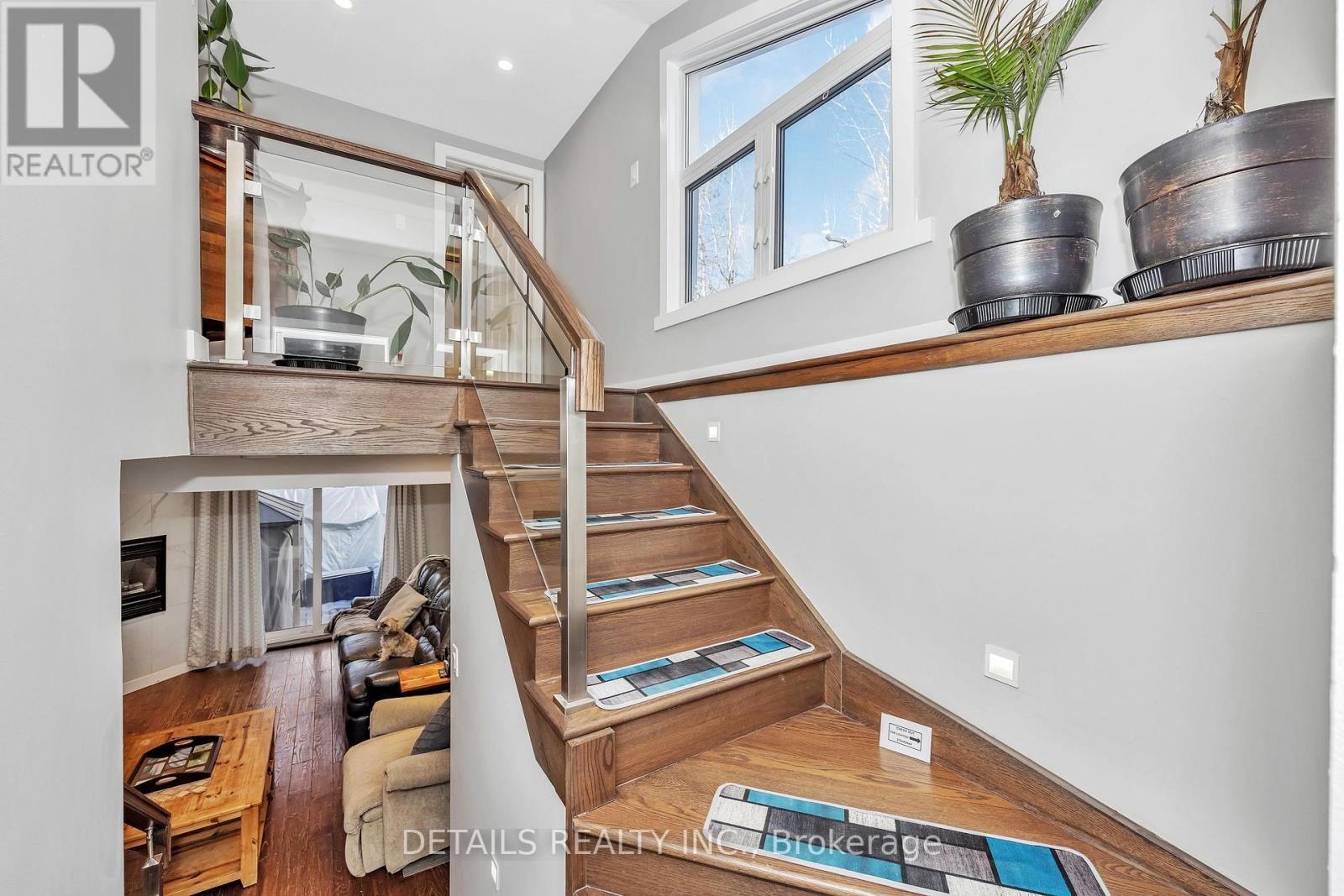 












84 EASTPARK DRIVE

,
Ottawa,




Ontario
K1B4A4

