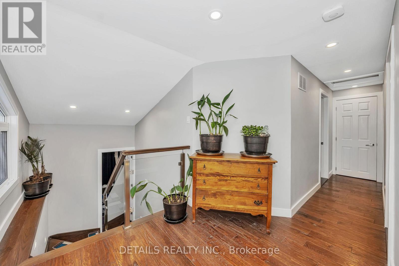 












84 EASTPARK DRIVE

,
Ottawa,




Ontario
K1B4A4

