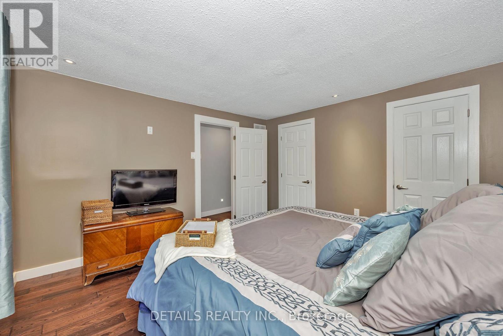 












84 EASTPARK DRIVE

,
Ottawa,




Ontario
K1B4A4

