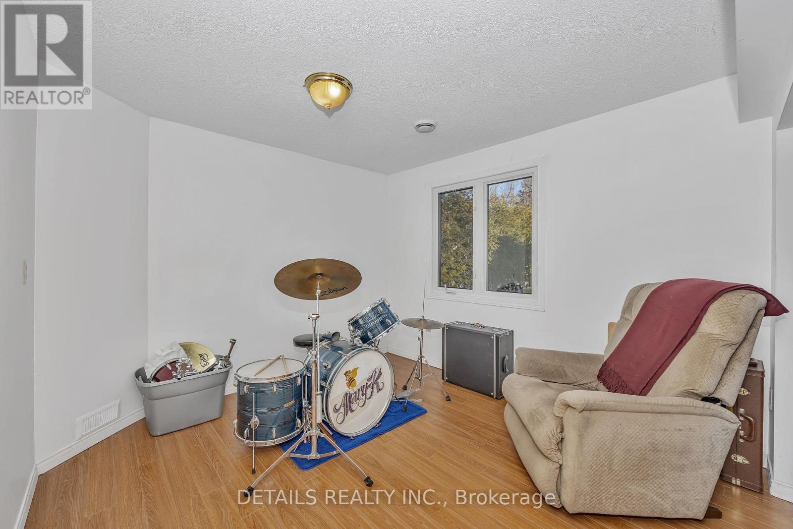 












84 EASTPARK DRIVE

,
Ottawa,




Ontario
K1B4A4

