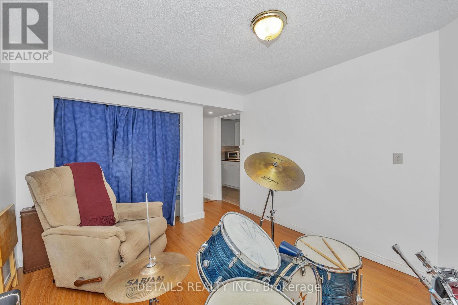 












84 EASTPARK DRIVE

,
Ottawa,




Ontario
K1B4A4

