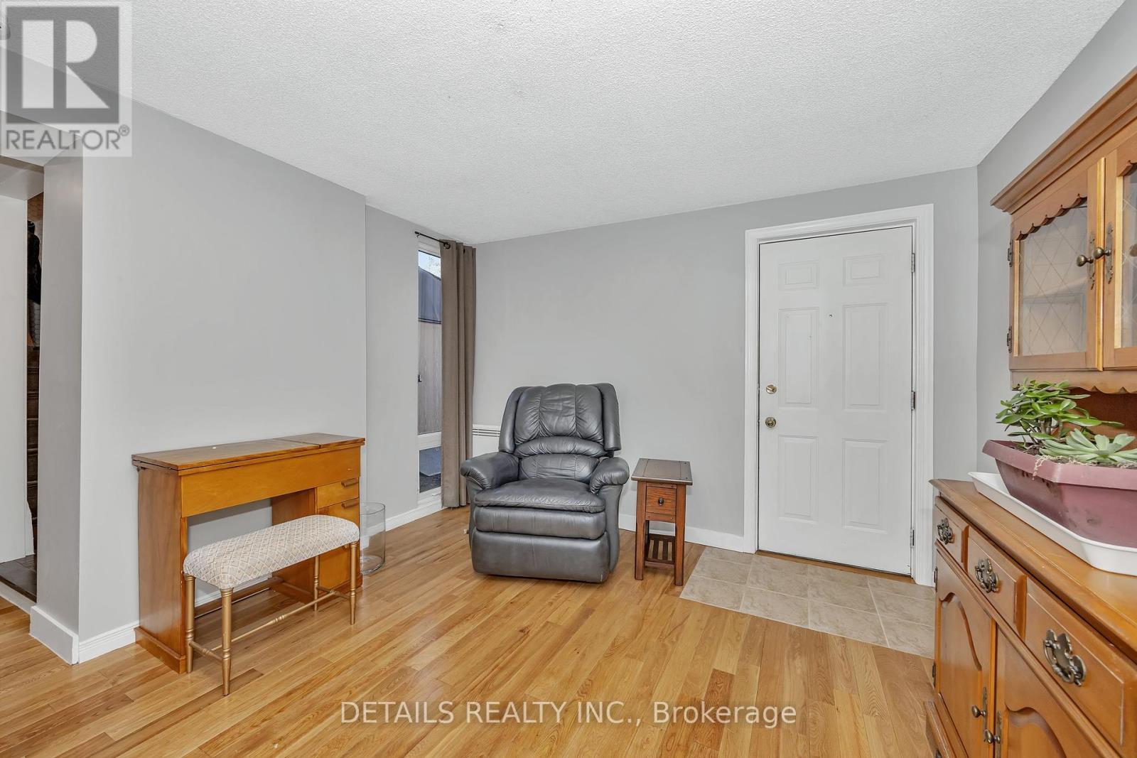 












84 EASTPARK DRIVE

,
Ottawa,




Ontario
K1B4A4

