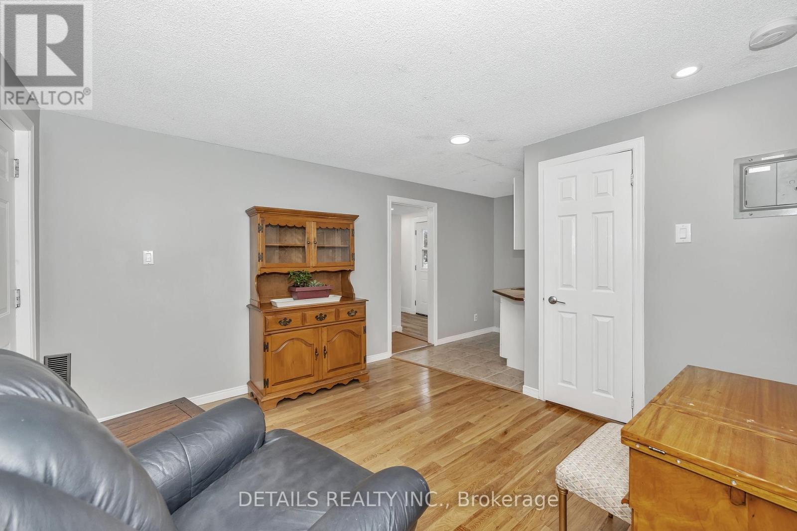 












84 EASTPARK DRIVE

,
Ottawa,




Ontario
K1B4A4

