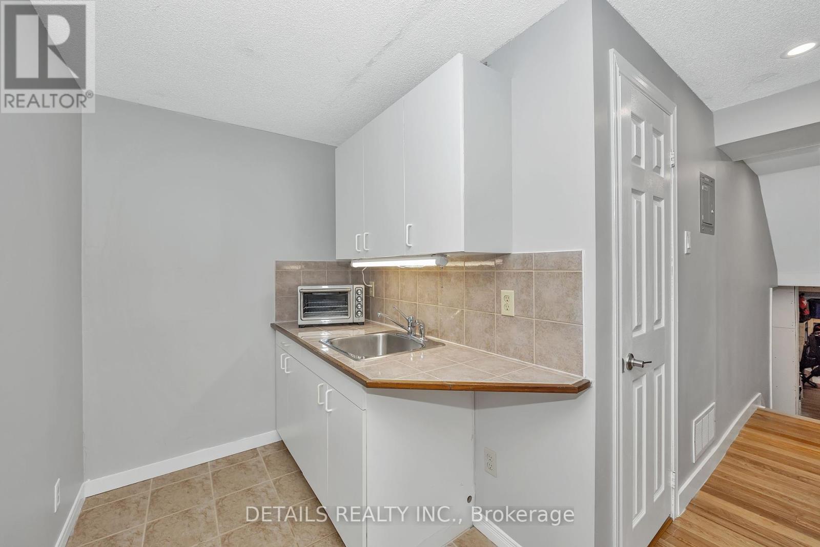 












84 EASTPARK DRIVE

,
Ottawa,




Ontario
K1B4A4

