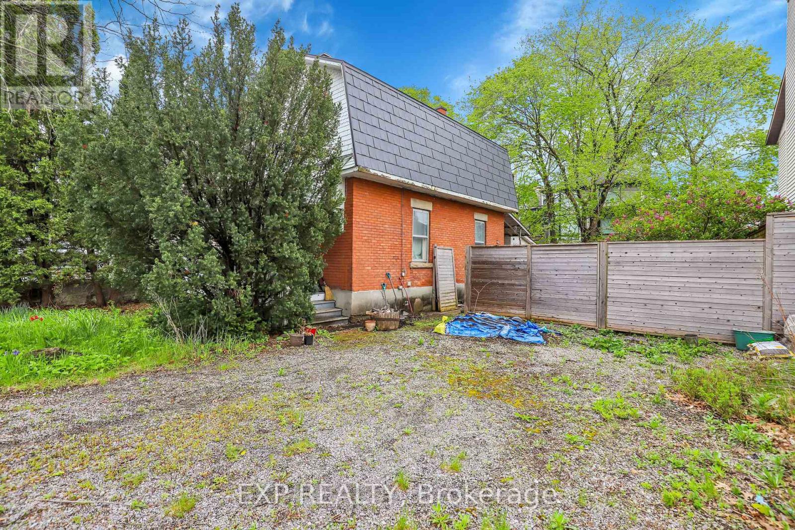 












272 CHURCHILL AVENUE N

,
Ottawa,




Ontario
K1Z5B6

