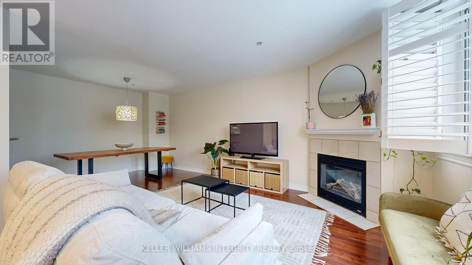












245 CUMBERLAND STREET

,
Ottawa,




Ontario
K1N8W6

