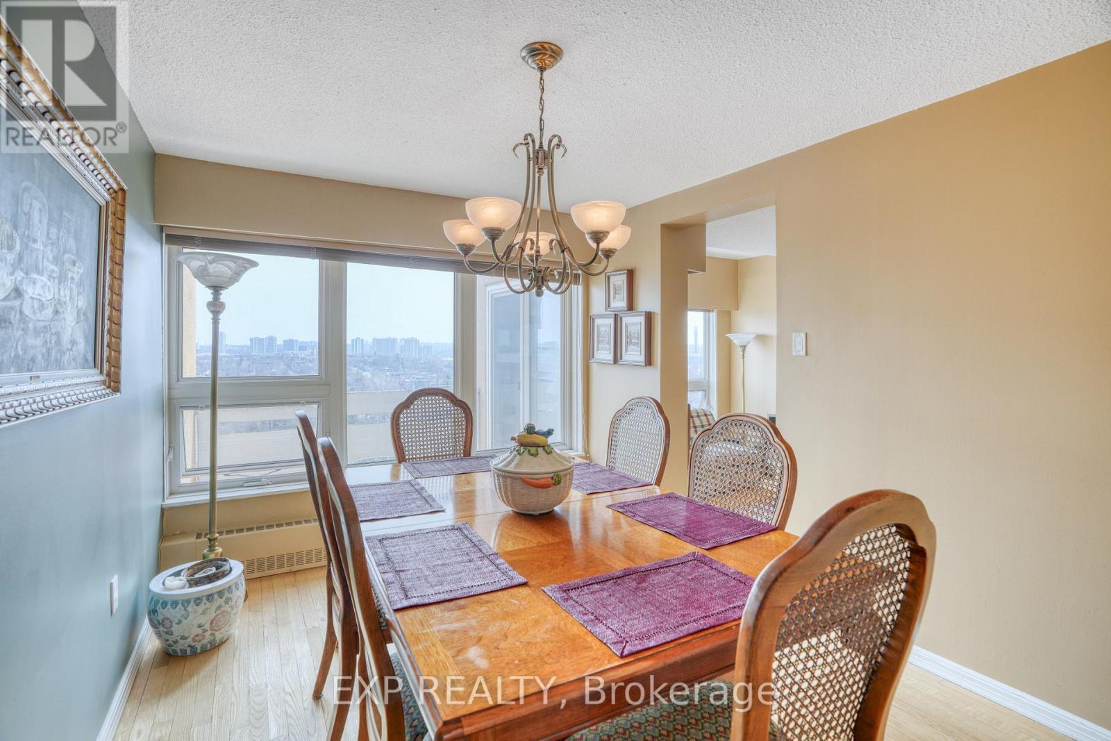 












1104 - 373 LAURIER AVENUE E

,
Ottawa,




Ontario
K1N8X6

