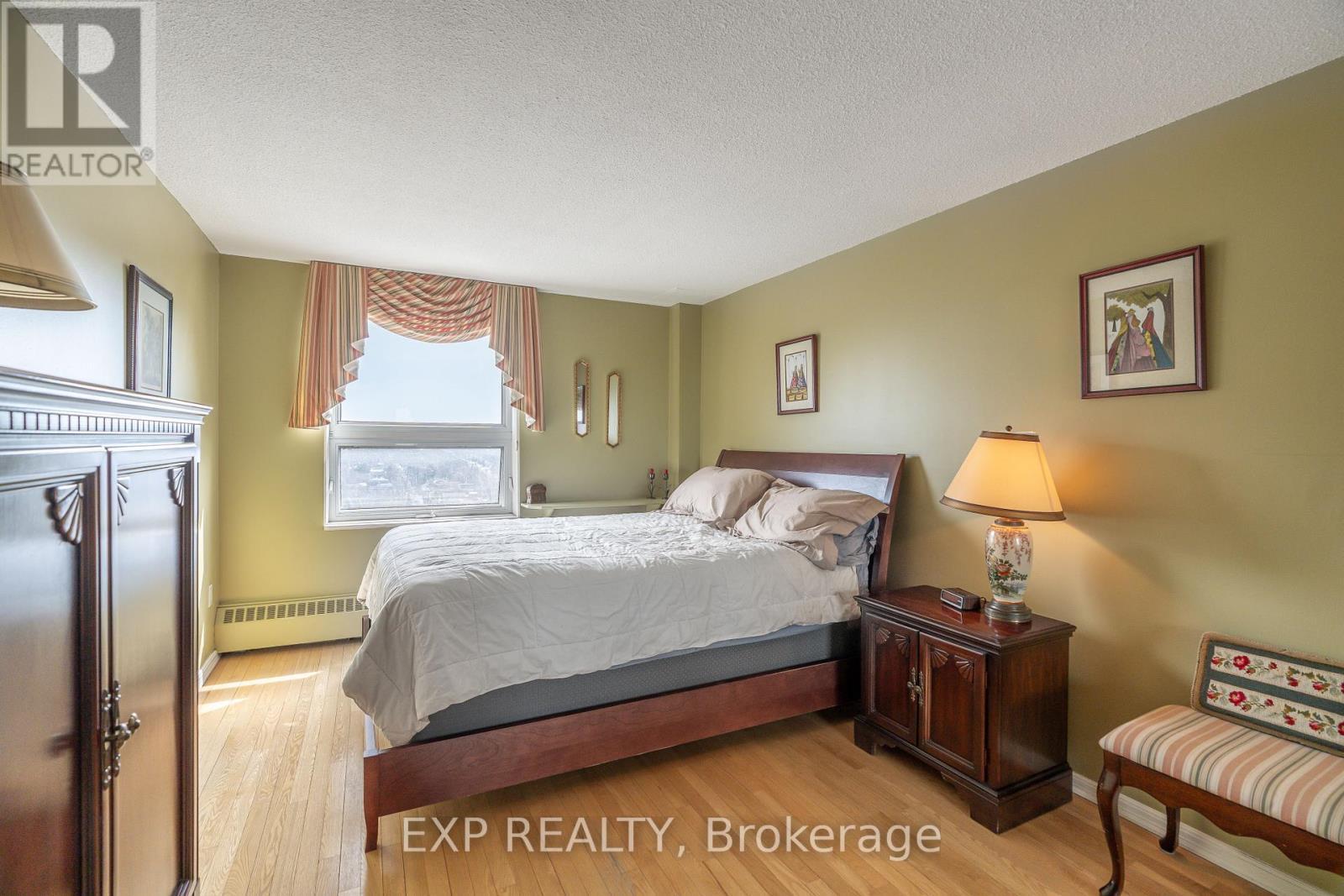 












1104 - 373 LAURIER AVENUE E

,
Ottawa,




Ontario
K1N8X6

