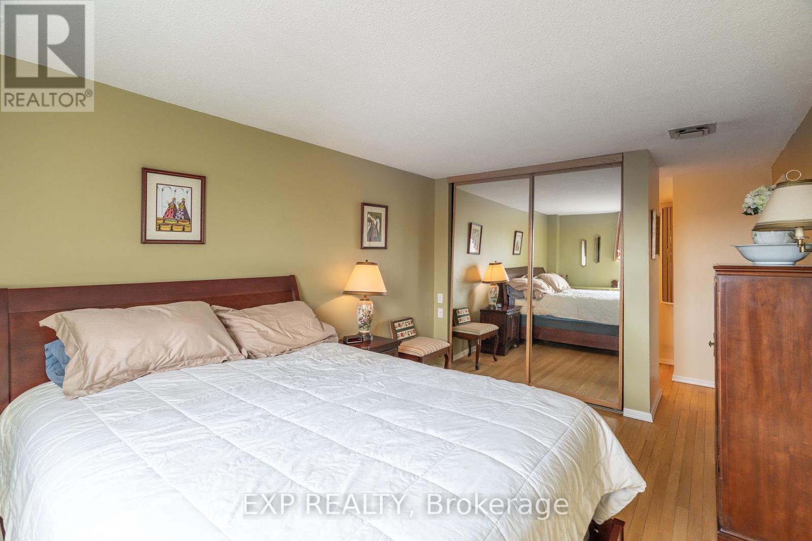 












1104 - 373 LAURIER AVENUE E

,
Ottawa,




Ontario
K1N8X6

