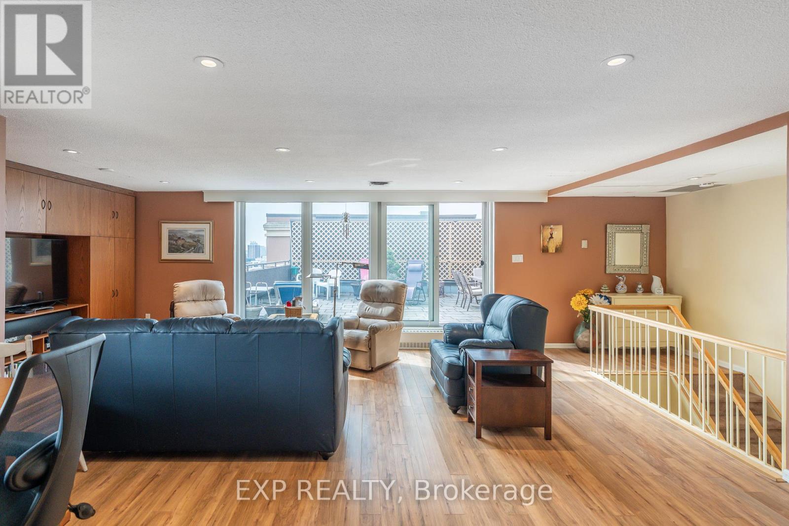 












1104 - 373 LAURIER AVENUE E

,
Ottawa,




Ontario
K1N8X6


