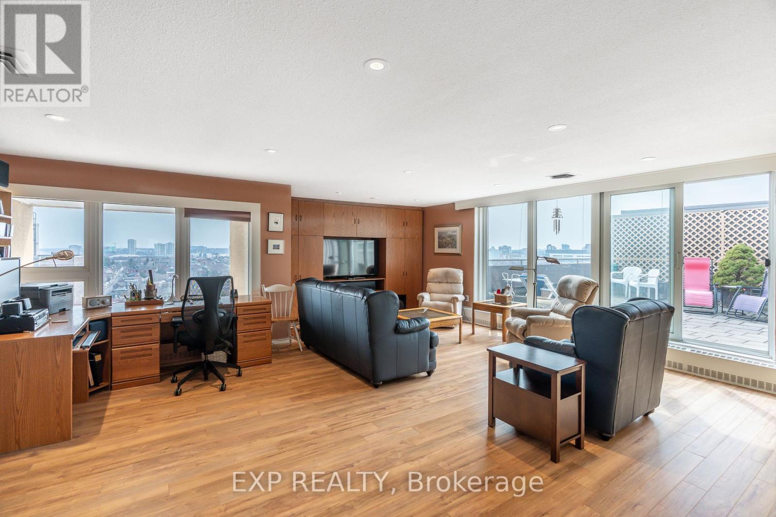 












1104 - 373 LAURIER AVENUE E

,
Ottawa,




Ontario
K1N8X6

