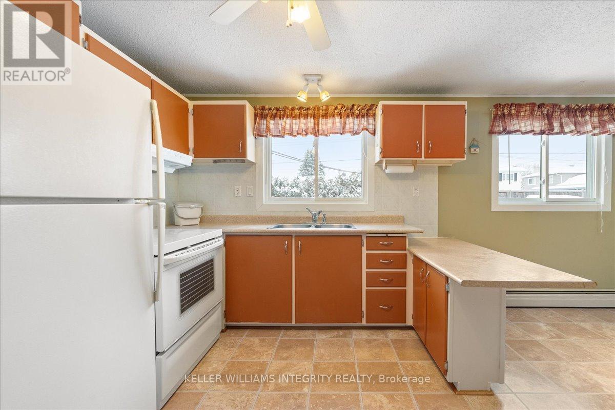 












320 REYNOLDS DRIVE

,
Ottawa,




Ontario
K1E1T2

