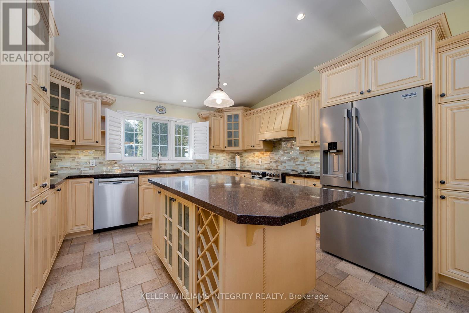 












3 BRIARCLIFFE DRIVE

,
Ottawa,




Ontario
K1J6E3

