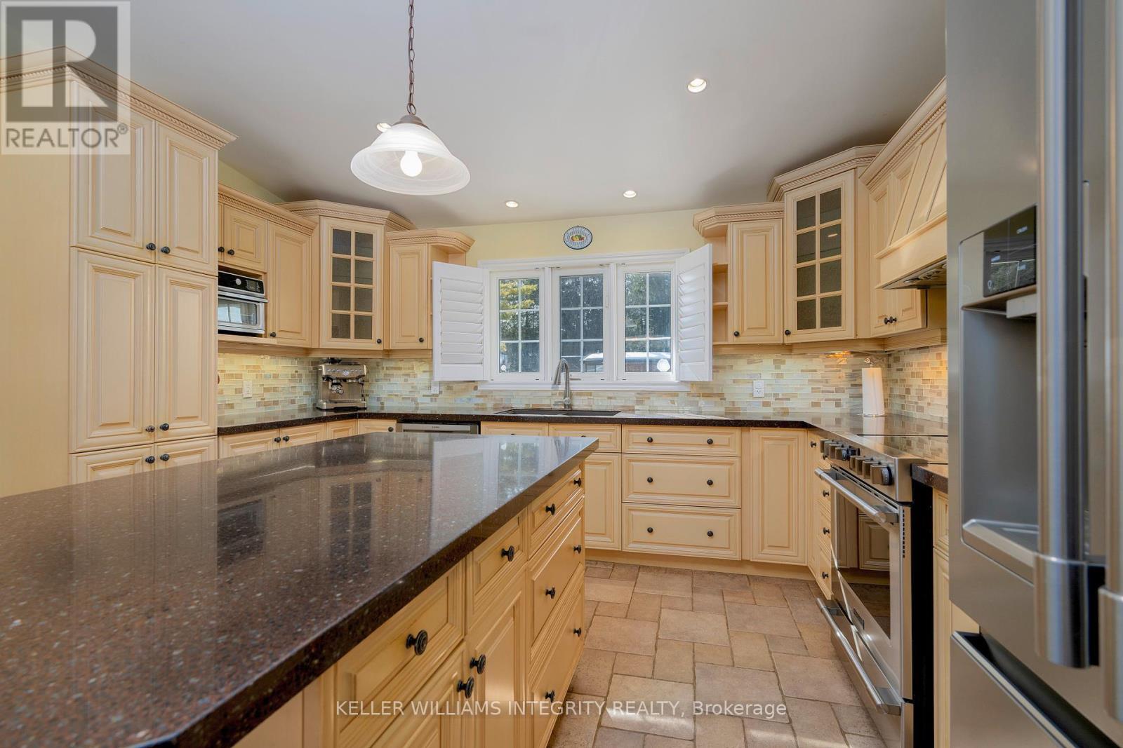












3 BRIARCLIFFE DRIVE

,
Ottawa,




Ontario
K1J6E3

